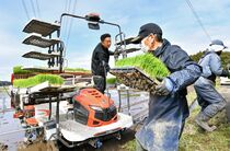 大田原で田植え始まる　季節到来ひと足早く