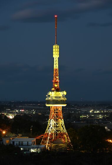 黄色にライトアップされる宇都宮タワー=26日午後、県庁15階展望ロビーから