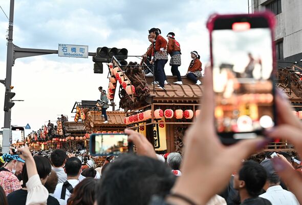 古峯原宮通りに並ぶ26台の彫刻屋台