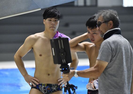 映像を見ながら技を確認する須山（左端）。隣はペアを組む伊熊