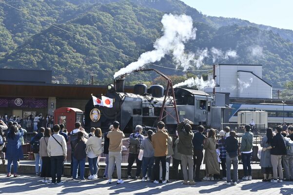 多くの家族連れなどでにぎわう鬼怒川温泉駅前広場。観光業者からはさらなる誘客策を求める声が上がった＝３日午前、日光市