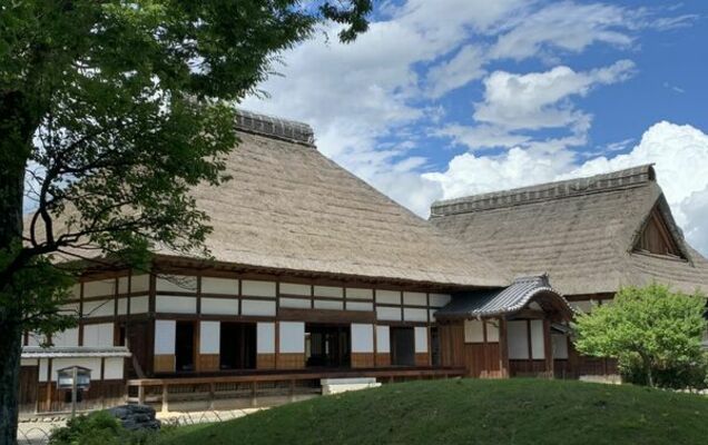 復元された足利学校の「方丈」（左）と「庫裏」