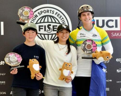 BMXフリースタイル・パークのW杯最終戦決勝で初優勝した女子の小沢美晴(中央)と2位の吉田実央(左)ら=30日、茨城県境町のアーバンスポーツパーク