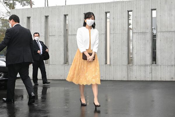 国体の視察で、馬術の会場に到着された佳子さま＝10日午前10時半、那須塩原市接骨木の地方競馬教養センター（代表撮影）