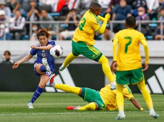 　日本―南アフリカ　前半、ゴールを狙う林＝堺市立サッカー・ナショナルトレーニングセンター
