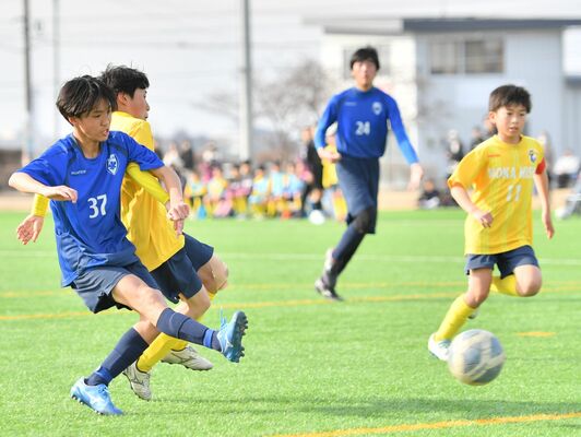 後半７分、ＦＣ栃木（下都賀）のＭＦ生澤（左）が２点目を決める＝真岡ハイトラ運動公園運動広場