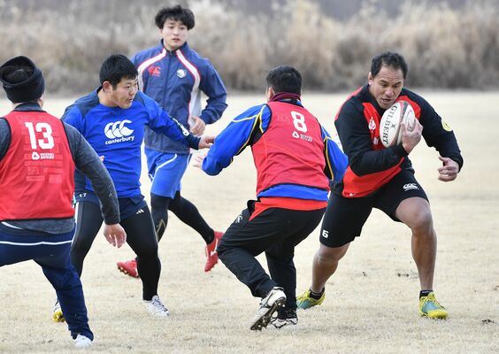 アタック練習に汗を流す宇都宮ヴォルツの選手たち＝宇都宮市
