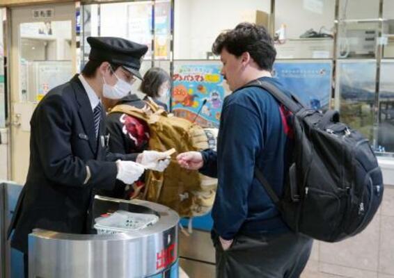 JR徳島駅で乗客の切符を確認する駅員=26日