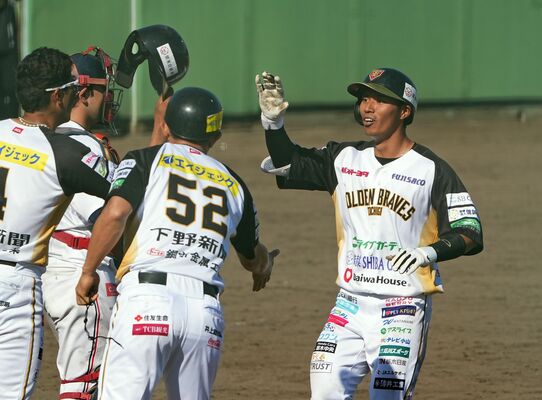 ６回、２点本塁打を放った栃木ＧＢの菅野（右）が仲間とハイタッチ＝とちぎ木の花スタジアム