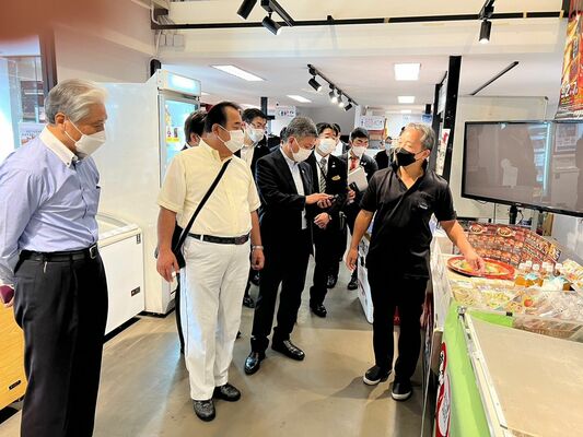 日本産生鮮食品の卸売市場を視察する福田知事（左端）ら＝24日午前、タイ・バンコク（県提供）