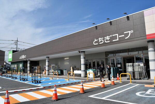 リニューアルした「コープおもちゃのまち店」＝27日午前、壬生町