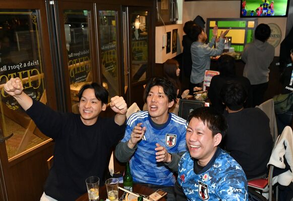 コスタリカ戦を見守る日本サポーターたち＝27日午後８時25分、宇都宮市池上町