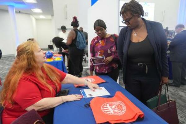 就職説明会に訪れた人たち(右)=10月1日、米フロリダ州マイアミ(AP=共同)