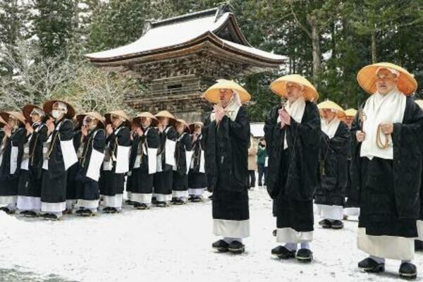 金剛峯寺前庭で行われた「報恩托鉢寒行」の出発式=23日、和歌山県高野町