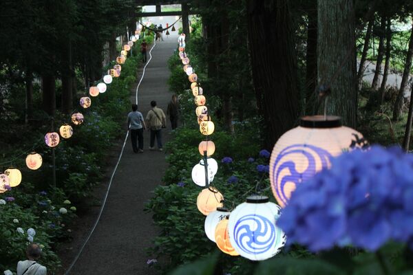 提灯の明かりで照らされた磯山神社の参道
