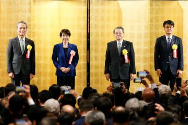 経済3団体の新年祝賀会で記念撮影に応じる(左から)経団連の筒井義信会長、高市首相、日本商工会議所の小林健会頭、経済同友会の山口明夫代表幹事=6日午後、東京都千代田区