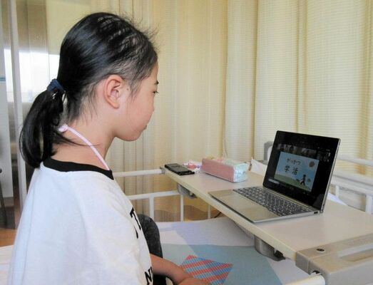 兵庫県立こども病院では、院内学級の授業でもオンラインが使われている（提供）