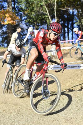 急斜面を下る沢田(ブリッツェン)=道の駅うつのみやろまんちっく村特設周回コース