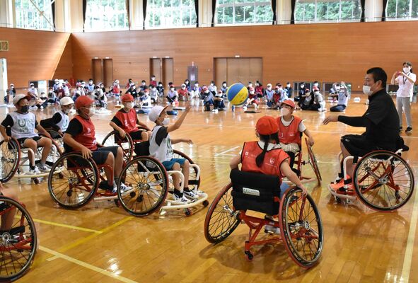神保さん（右）と車いすバスケを楽しむ児童ら