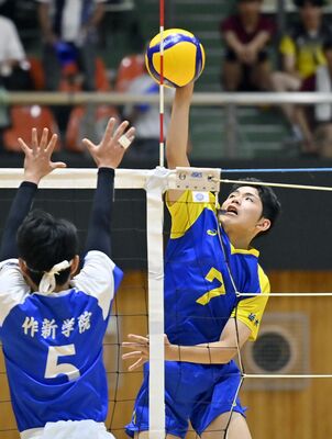 バレーボール男子決勝　第１セット、足大付の立木がスパイクを決める＝宇都宮市体育館
