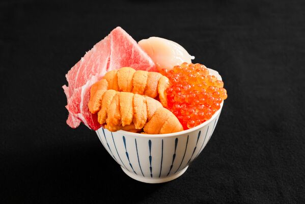 看板メニューの「えがおの贅沢丼」（3500円）