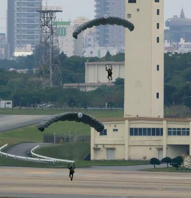 　米軍が沖縄県の嘉手納基地で実施したパラシュート降下訓練＝２９日午前