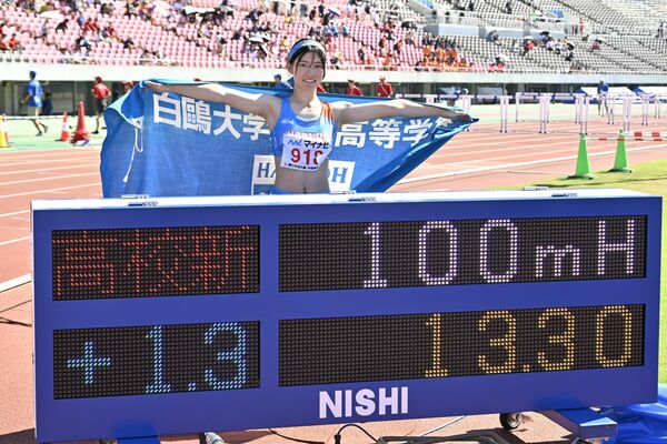 陸上女子１００メートル障害　高校新記録で優勝した石原南菜（白鴎大足利）＝29日午後３時10分、広島市安佐南区