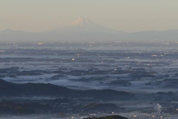 かすみがかかる関東平野の先に見える富士山