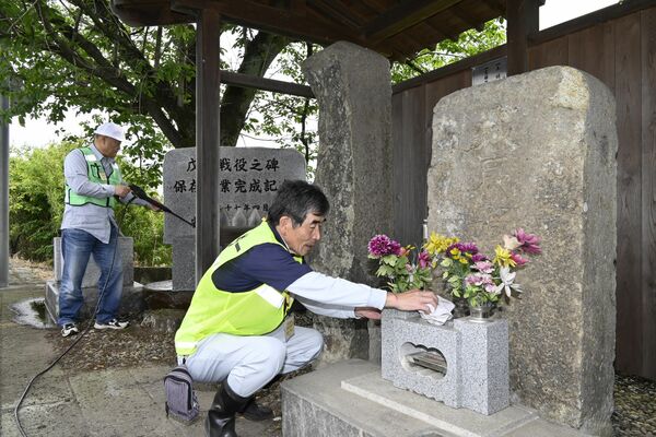 旧幕府軍の戦死者34人を弔った「戊辰戦役之碑」の清掃活動に汗を流す地元住民＝26日午前９時20分、壬生町安塚