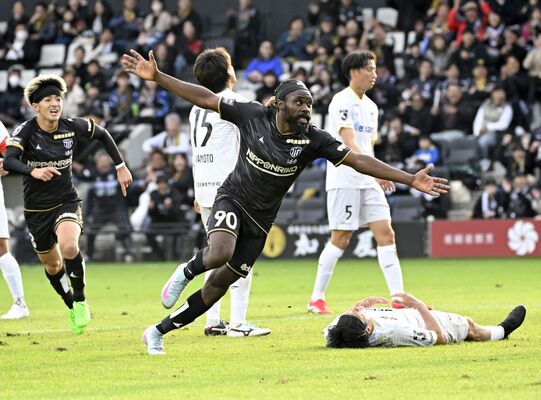 後半30分、栃木シティのFWウタカ(中央)が勝ち越しゴールを決めて駆け出す。左は同点ゴールを決めたMF大嶌=CFS、森田大地撮影