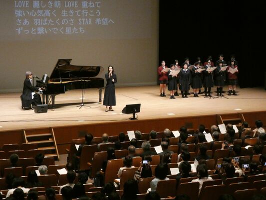 伊秩さんのピアノ伴奏で、八反さんや在校生らが校歌を歌った