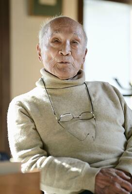 インタビューに答える谷川俊太郎さん＝2021年12月