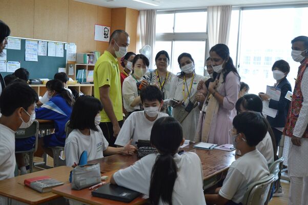 授業を見学するインドの教職員