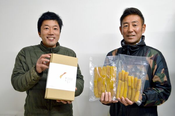 販売している干し芋と赤羽根社長（右）ら