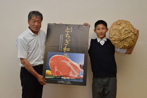 コメと肉の寄贈を受けた深澤さん（右）
