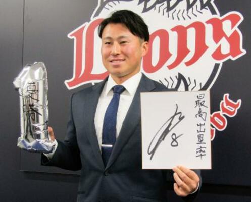 　契約交渉を終え、ポーズをとる西武・渡部聖＝４日、埼玉県所沢市