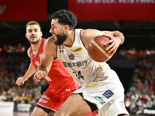 第３クオーター４分、ドリブルで切り込むブレックスのジェレット＝ららアリーナ東京ベイ、湯田大士撮影