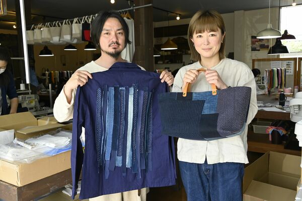 「ハラカド」で販売している商品を持つ飯島代表（左）ら＝４月下旬、宇都宮市東宝木町