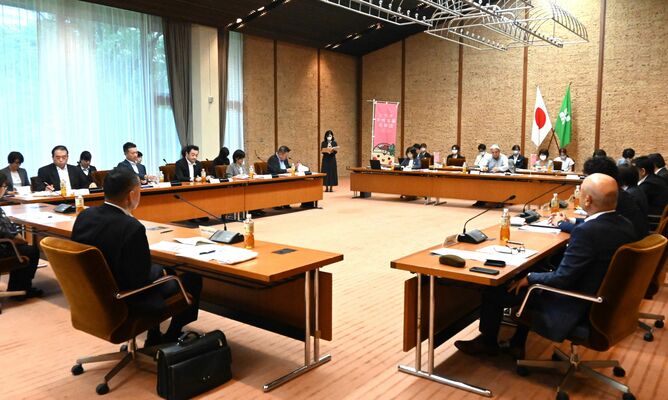 女性活躍などについて意見を交わした福田知事と県内企業トップら＝４日午後、県公館