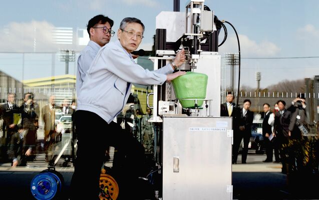 新型機の使い方を説明するアヤラ産業の社員