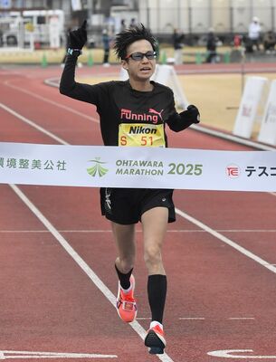 マラソン女子の部で大会史上２人目の３連覇を果たした澤畠＝大田原市のＤＩ　ＳＴＡＤＩＵＭ、加藤竜矢撮影