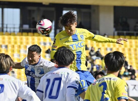 前半６分、栃木ＳＣのＤＦ藤谷がＣＫからヘディングシュートを狙う＝カンセキスタジアムとちぎ