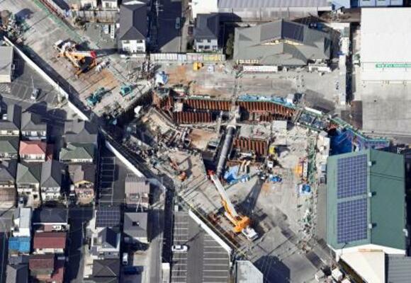 埼玉県八潮市の県道陥没事故現場=25日