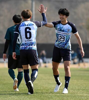 成年男子チームのエースとして期待がかかる栃木シティＦＣのＦＷ吉田篤志（右）＝栃木市