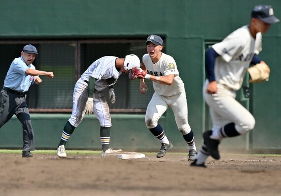 ４回、文星付の投手・工藤の一塁への好けん制で小林（右から２人目）が相手の一走をタッチアウト＝サーティーフォー保土ケ谷球場