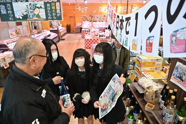 店頭販売する生徒ら