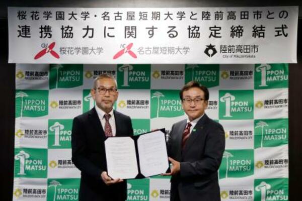 協定を結んだ岩手県陸前高田市の佐々木拓市長(右)と桜花学園大と名古屋短大の大谷岳学長=8日午後、岩手県陸前高田市