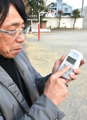 宇都宮市中央小で使われている空間放射線量の測定機器＝20日午後、同市中央本町