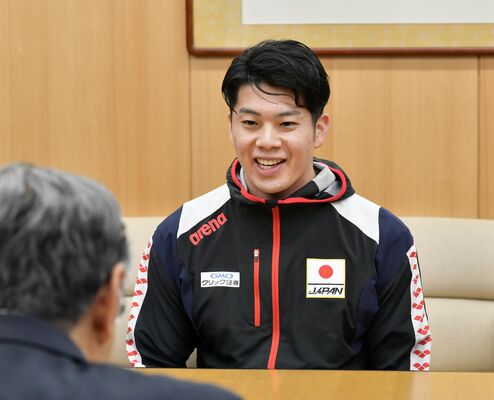 石坂市長（手前）にパリ五輪への意気込みを語る水沼選手＝５日午後、真岡市荒町