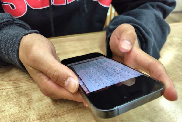 不登校になった経験を振り返る男子生徒＝５月上旬、県内